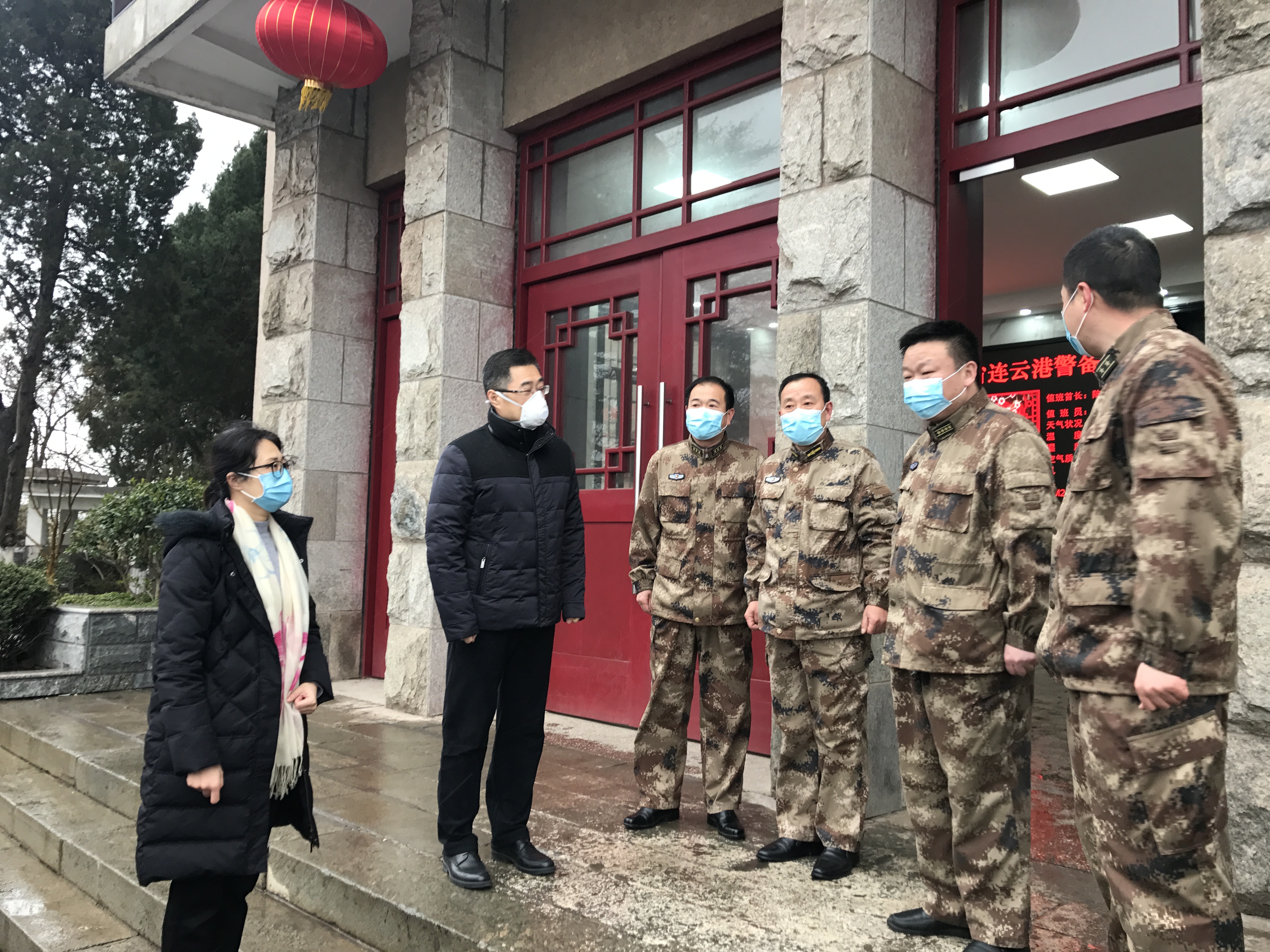政协常委、民革市委副主委马强带队向警备区赠送防疫物资.jpg