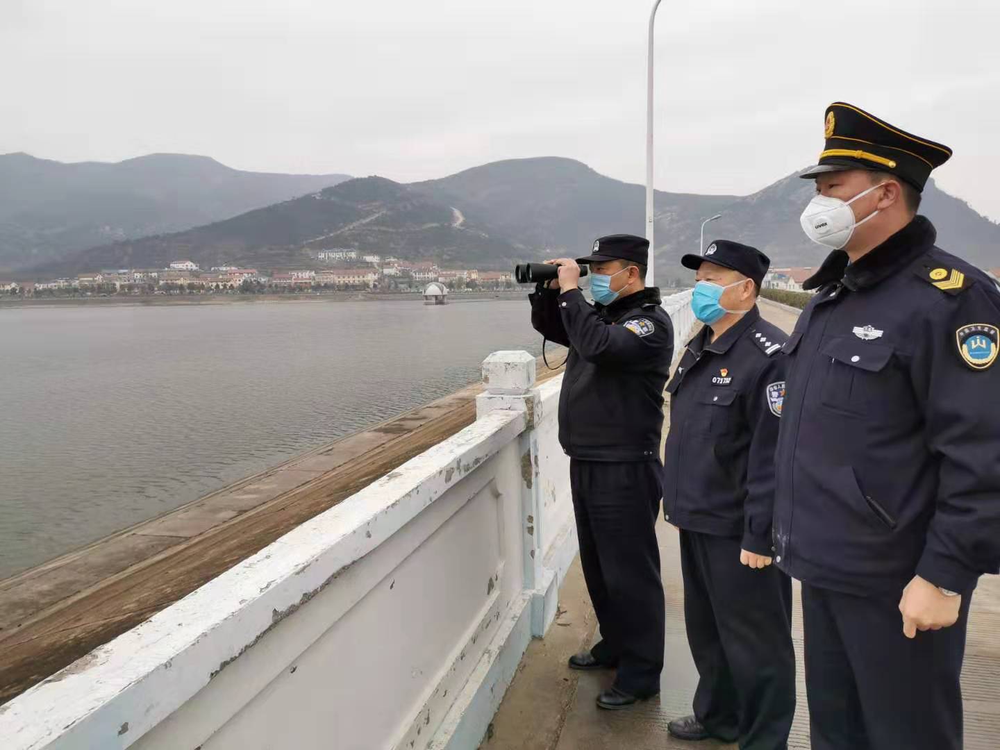 政协委员、民革党员徐刚参与水库防疫执勤检查.jpg
