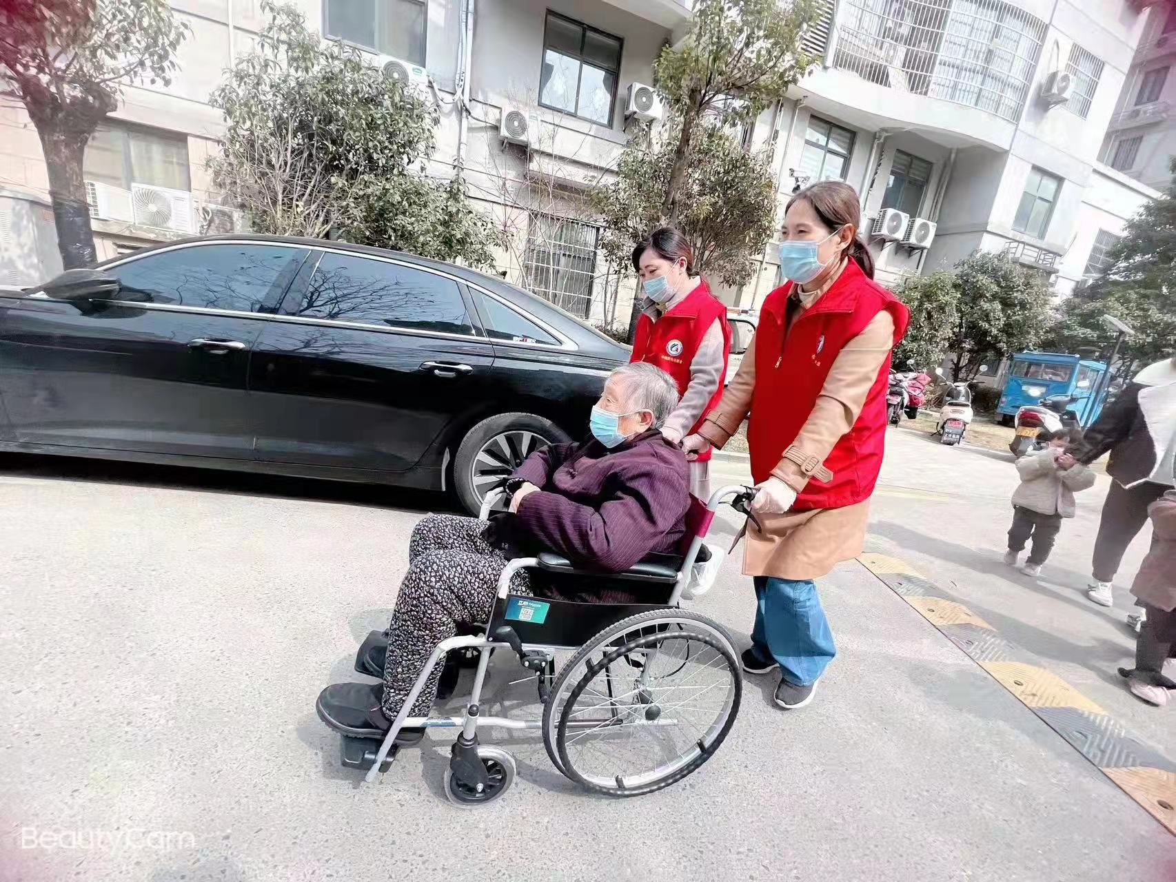 委员参加小区核酸检测志愿服务.jpg