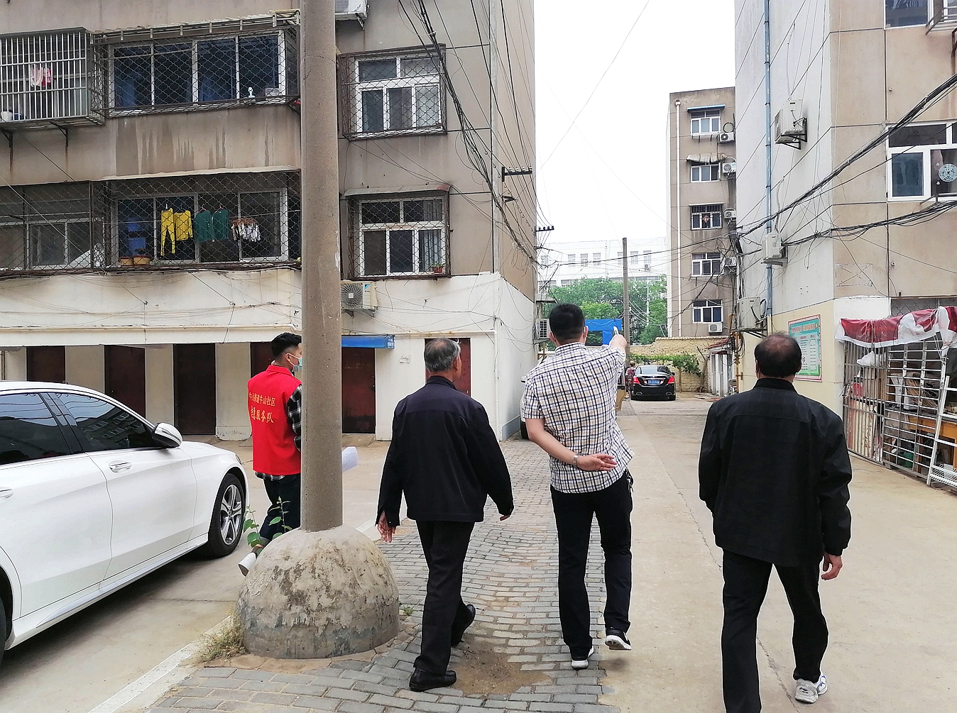 调研组深入无物业居民小区调研走访.jpg
