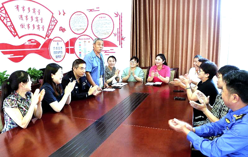 召开老城区空巢老人助餐饭堂建设协商会.jpg