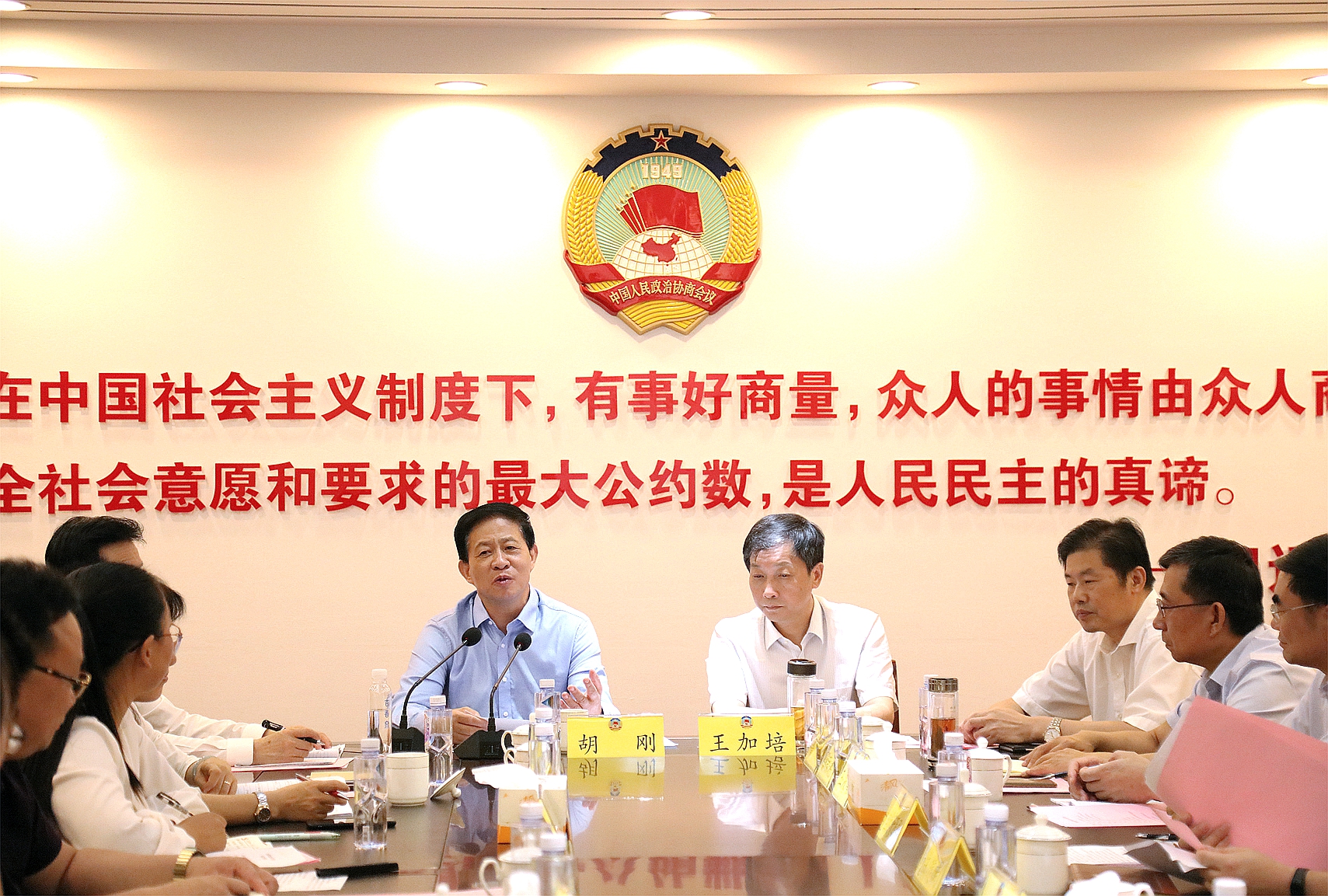 省政协副主席胡刚观摩伊山镇协商议事会.jpg